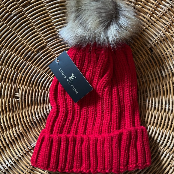 Beanie with pompom. - Picture 3 of 4